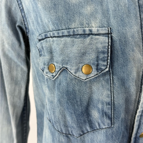 Free People Distressed Denim Shirt Boho Western Tomboy Snap Button Frayed Hem - Picture 3 of 13